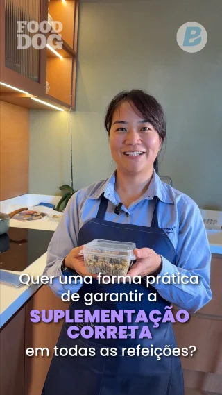 Quer uma forma prática de garantir a suplementação correta em todas as refeições?Uma ótima estratégia é preparar uma quantidade maior de alimento de uma só vez e já realizar a suplementação antes de fracionar as marmitas.No caso do Food Dog Adulto, por exemplo, utilizamos a proporção de 10 g de suplemento para cada 1 kg de alimento. Assim, ao misturar tudo de forma homogênea antes do porcionamento, cada marmitinha já fica com a quantidade adequada de suplemento.✅ Mais praticidade no dia a dia
✅ Menor risco de esquecer a suplementação
✅ Distribuição uniforme dos nutrientes em todas as refeiçõesDepois é só fracionar, armazenar corretamente e ter a tranquilidade de saber que cada porção está pronta para servir. 💙🐶Quem aí também gosta de deixar as marmitinhas da semana organizadas?
#AlimentaçãoNatural #FoodDog #NutriçãoCanina #MarmitasPet #AlimentaçãoNaturalParaCães #RotinaPet #BotupharmaPet